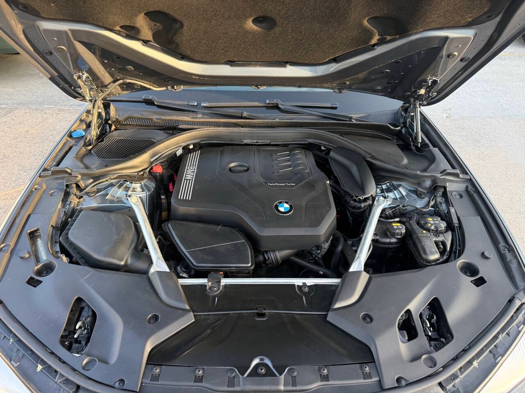 BMW 5 Series Vehicle Full-screen Gallery Image 37