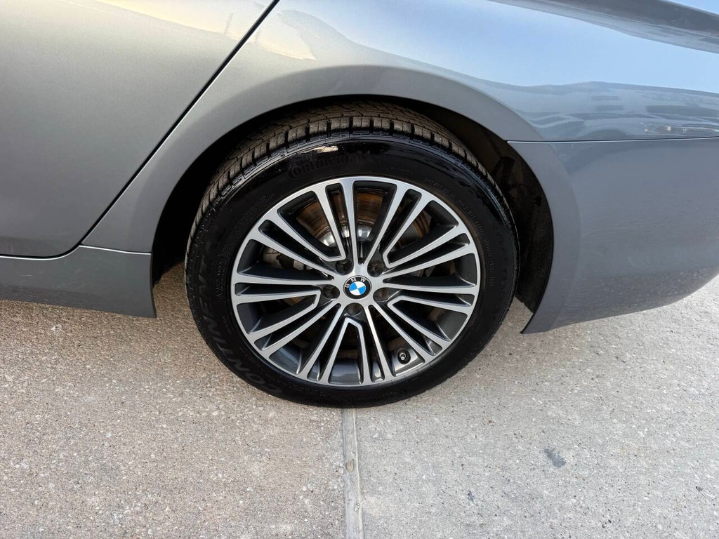 BMW 5 Series Vehicle Full-screen Gallery Image 38