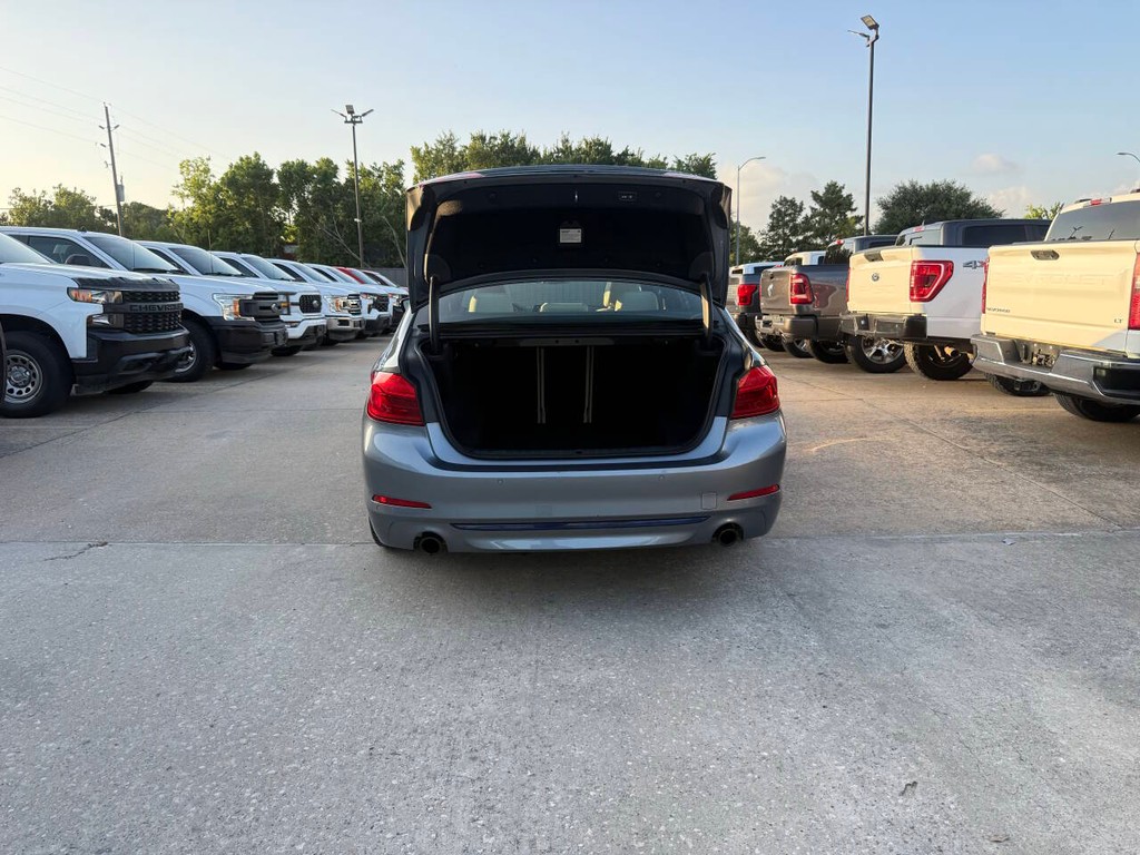 BMW 5 Series Vehicle Full-screen Gallery Image 39