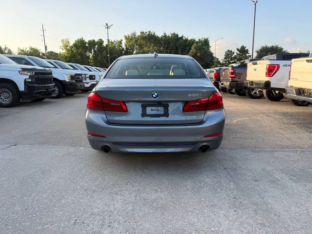 BMW 5 Series Vehicle Full-screen Gallery Image 41
