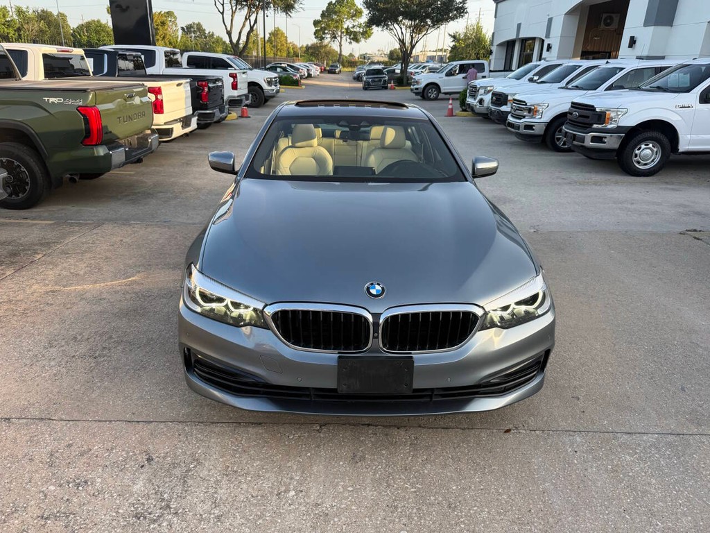 BMW 5 Series Vehicle Full-screen Gallery Image 42