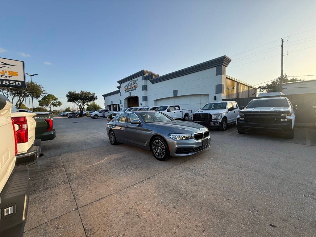 BMW 5 Series Vehicle Full-screen Gallery Image 46