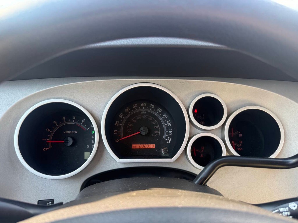 Toyota Tundra 2WD Truck Vehicle Full-screen Gallery Image 30