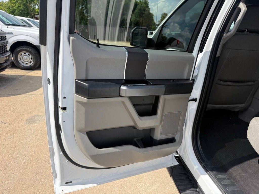 Ford F-150 Vehicle Full-screen Gallery Image 14