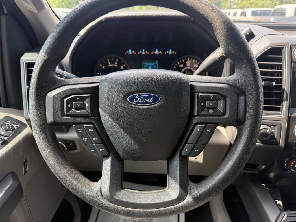 Ford F-150 Vehicle Full-screen Gallery Image 23