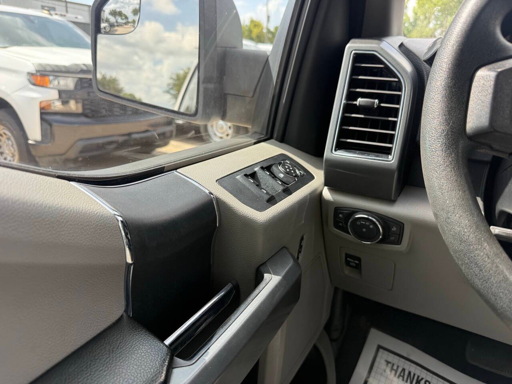 Ford F-150 Vehicle Full-screen Gallery Image 30