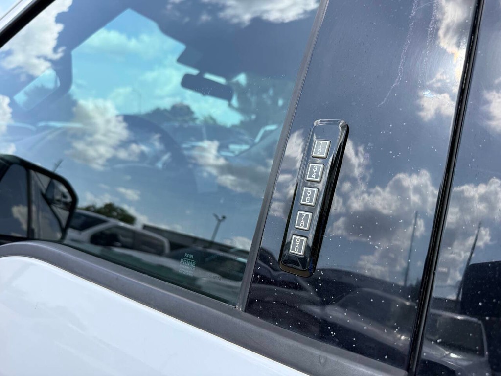 Ford F-150 Vehicle Full-screen Gallery Image 38