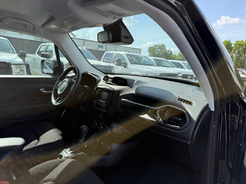Jeep Renegade Vehicle Full-screen Gallery Image 09
