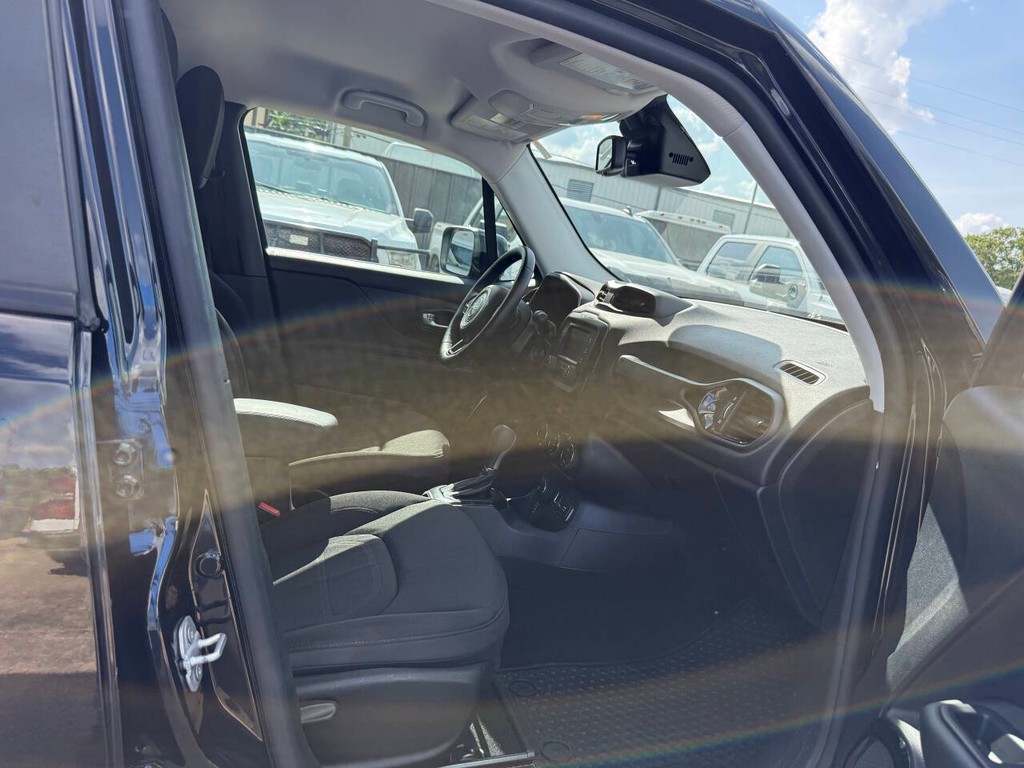 Jeep Renegade Vehicle Full-screen Gallery Image 10
