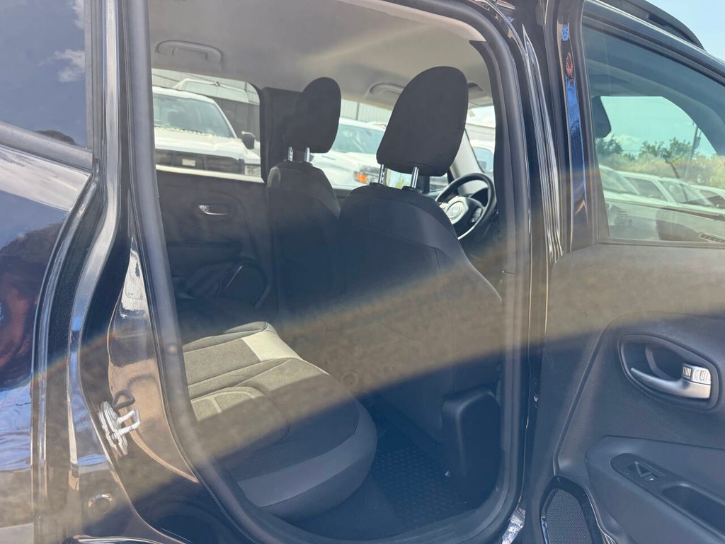 Jeep Renegade Vehicle Full-screen Gallery Image 15