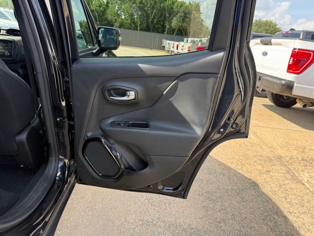 Jeep Renegade Vehicle Full-screen Gallery Image 16