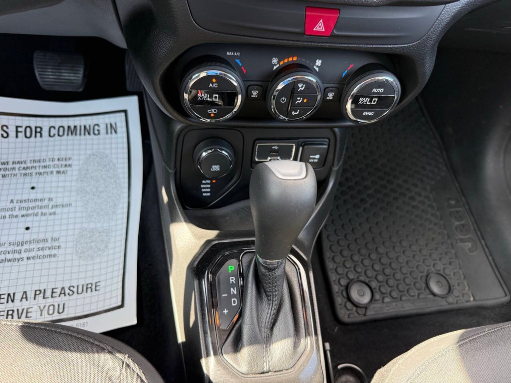 Jeep Renegade Vehicle Full-screen Gallery Image 28