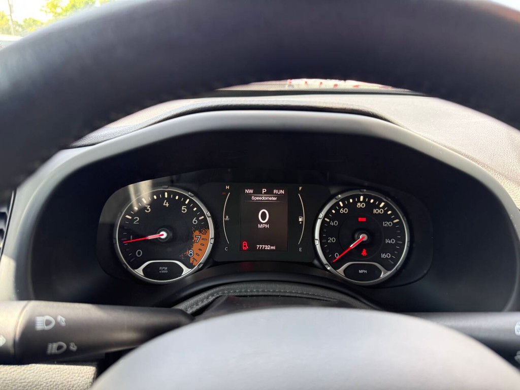 Jeep Renegade Vehicle Full-screen Gallery Image 31