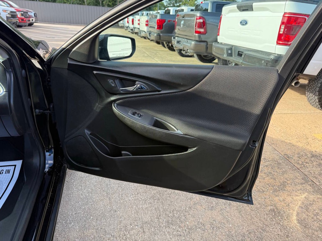 Chevrolet Malibu Vehicle Full-screen Gallery Image 11