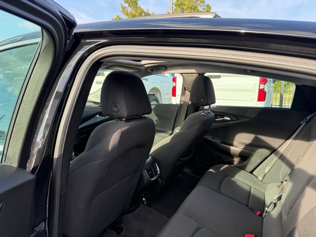 Chevrolet Malibu Vehicle Full-screen Gallery Image 12