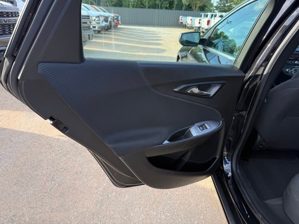 Chevrolet Malibu Vehicle Full-screen Gallery Image 14