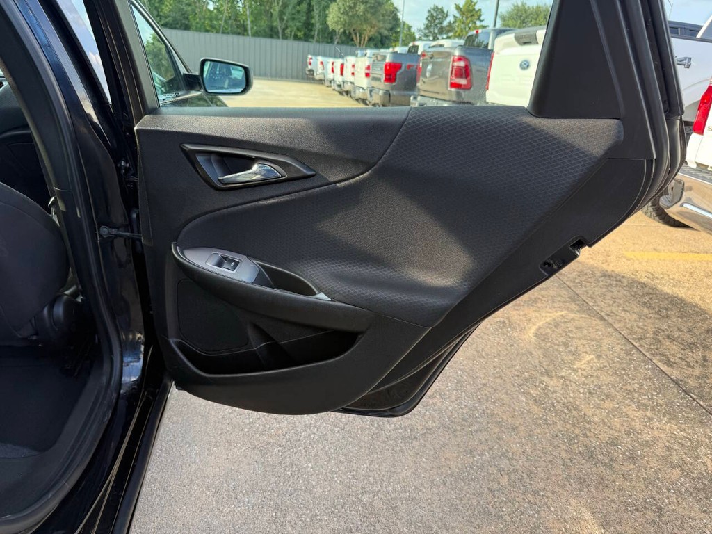 Chevrolet Malibu Vehicle Full-screen Gallery Image 16