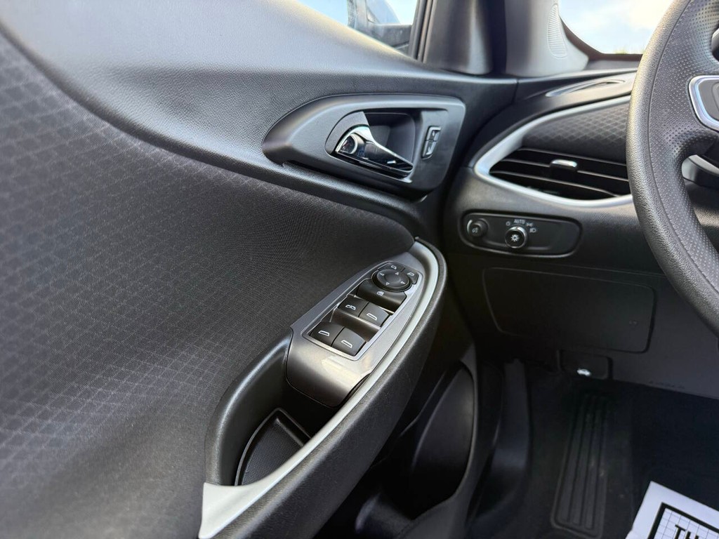 Chevrolet Malibu Vehicle Full-screen Gallery Image 29