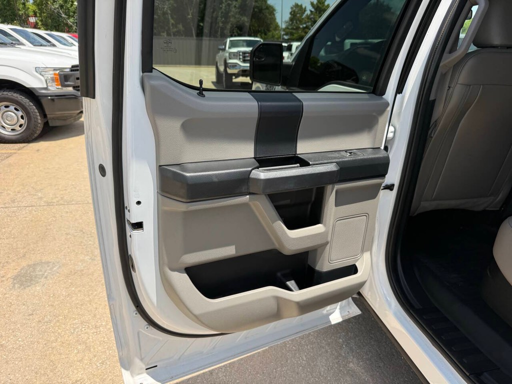 Ford F-150 Vehicle Full-screen Gallery Image 14