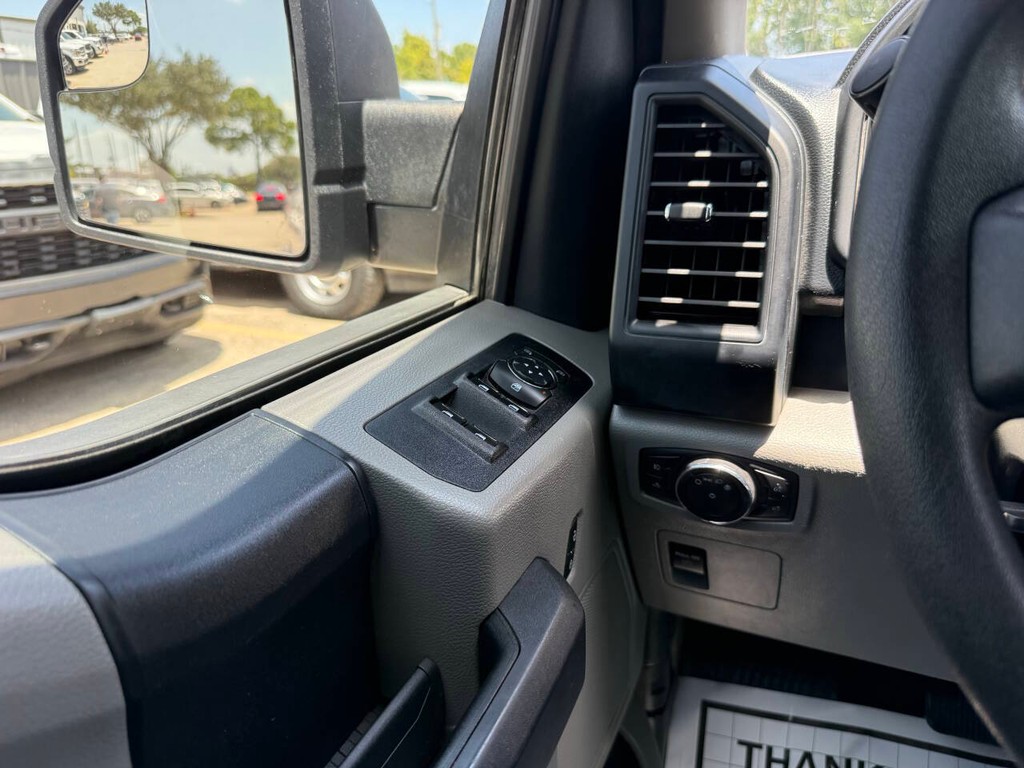 Ford F-150 Vehicle Full-screen Gallery Image 30