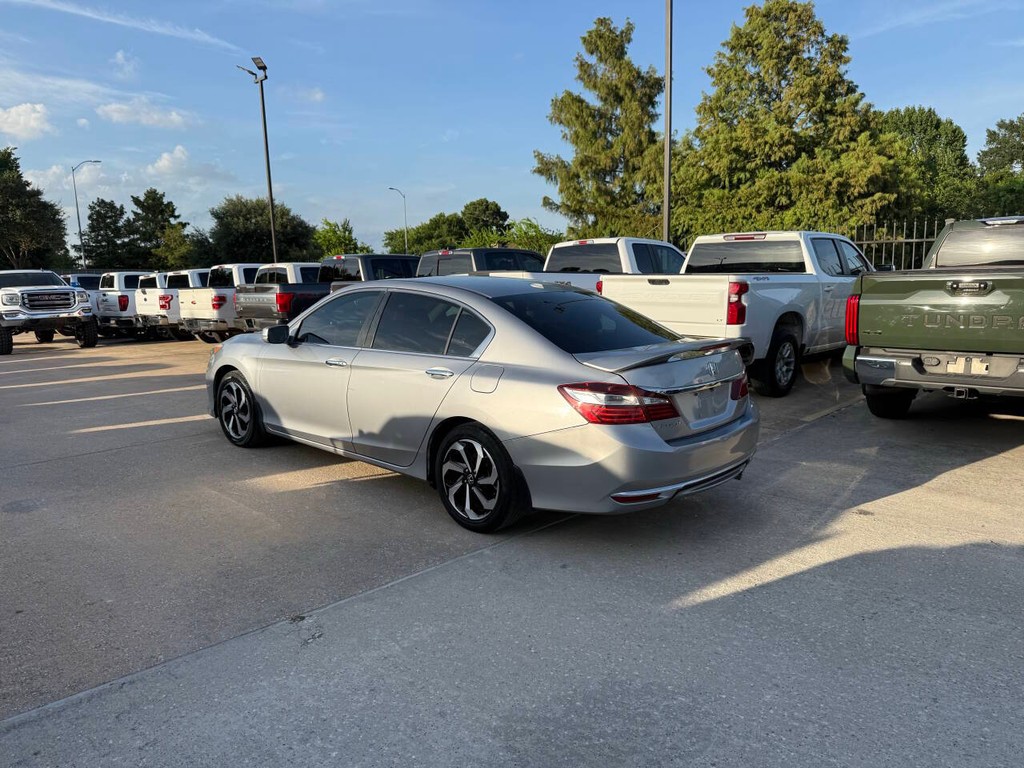 Honda Accord Sedan Vehicle Full-screen Gallery Image 04