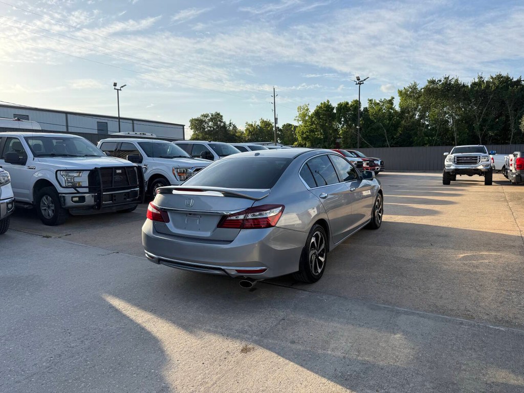 Honda Accord Sedan Vehicle Full-screen Gallery Image 05