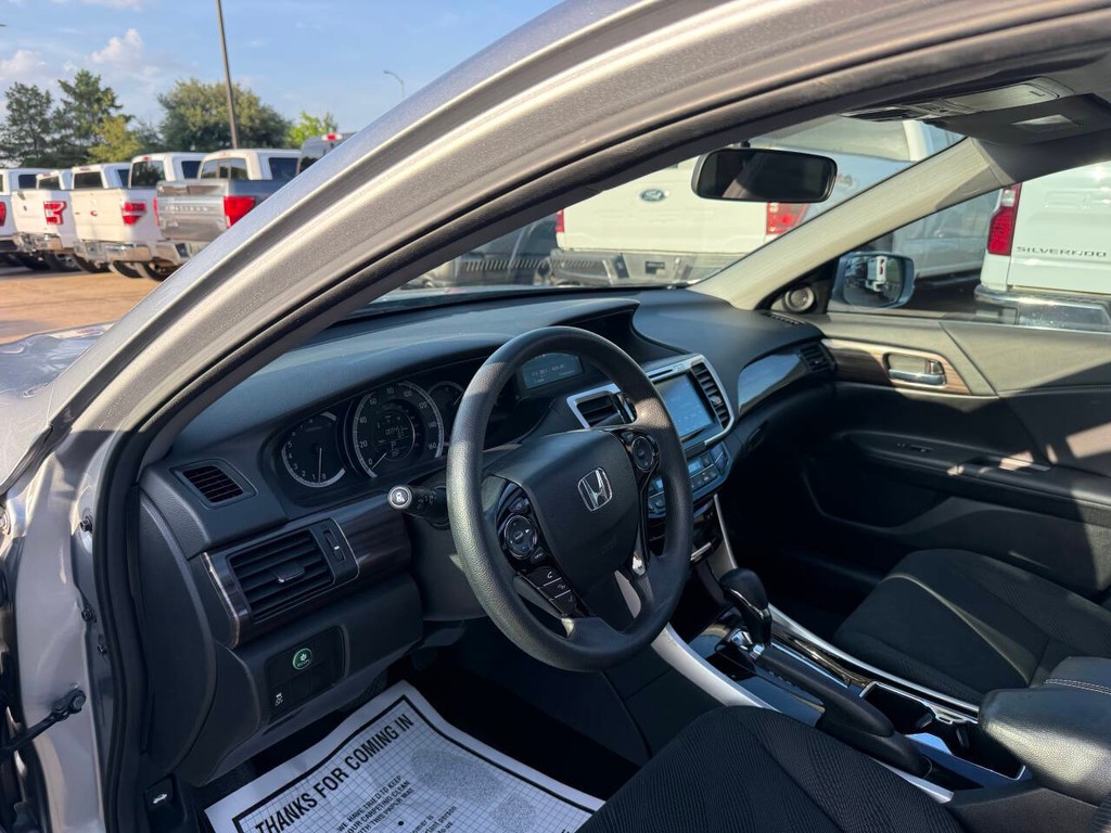 Honda Accord Sedan Vehicle Full-screen Gallery Image 06