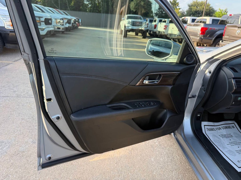 Honda Accord Sedan Vehicle Full-screen Gallery Image 08