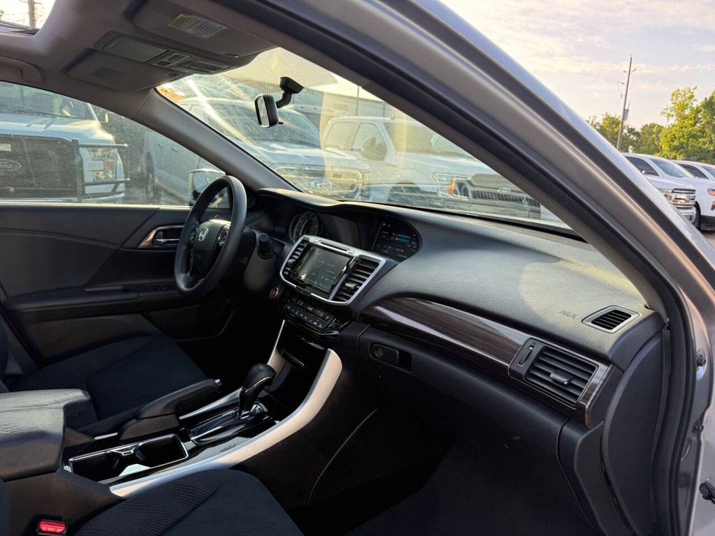Honda Accord Sedan Vehicle Full-screen Gallery Image 09