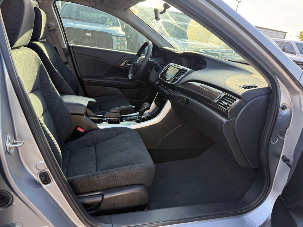 Honda Accord Sedan Vehicle Full-screen Gallery Image 10