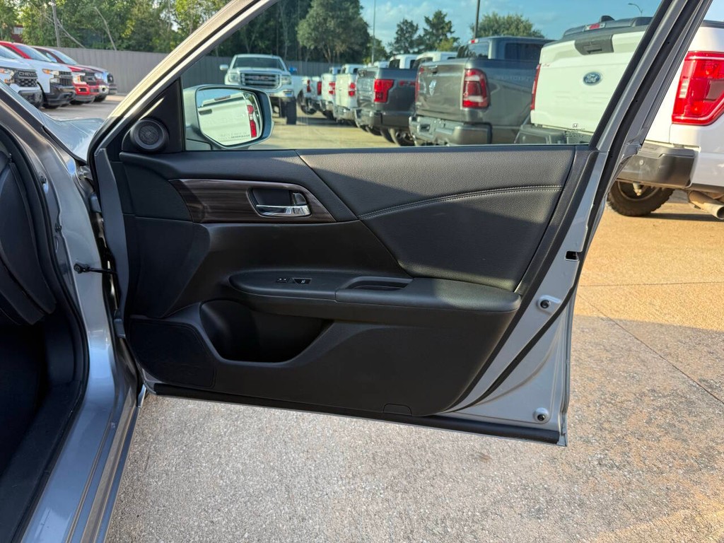 Honda Accord Sedan Vehicle Full-screen Gallery Image 11
