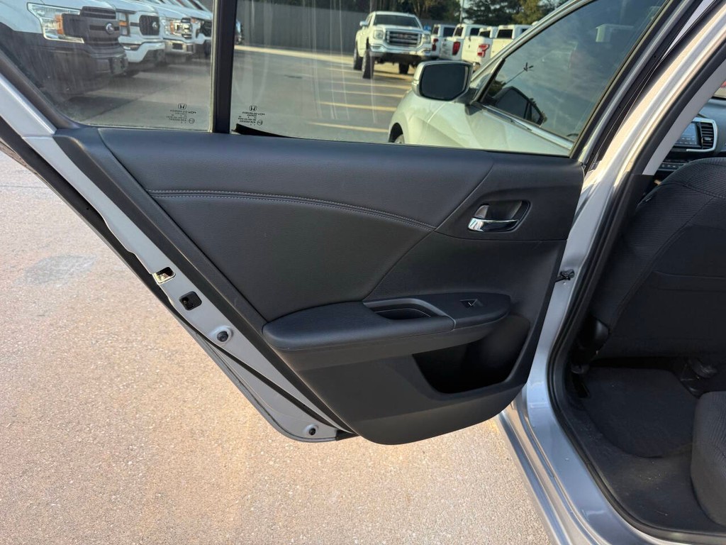 Honda Accord Sedan Vehicle Full-screen Gallery Image 14