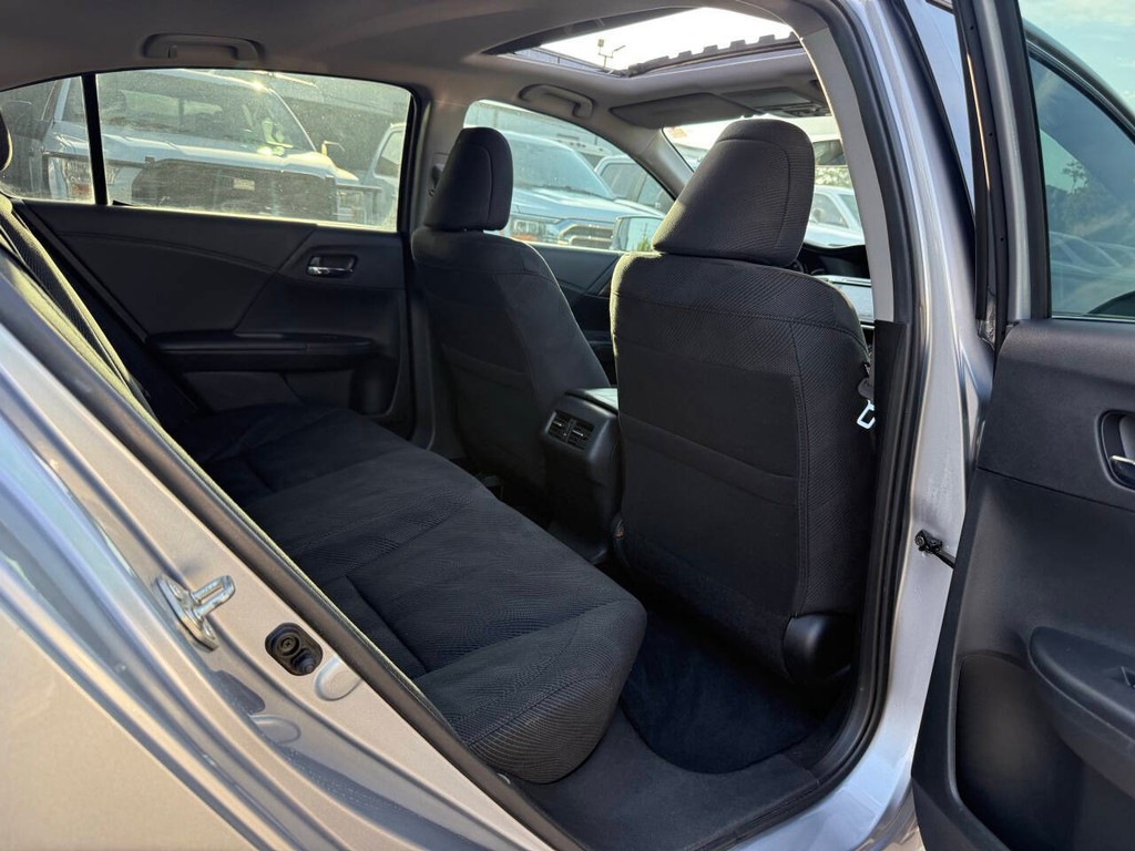 Honda Accord Sedan Vehicle Full-screen Gallery Image 15