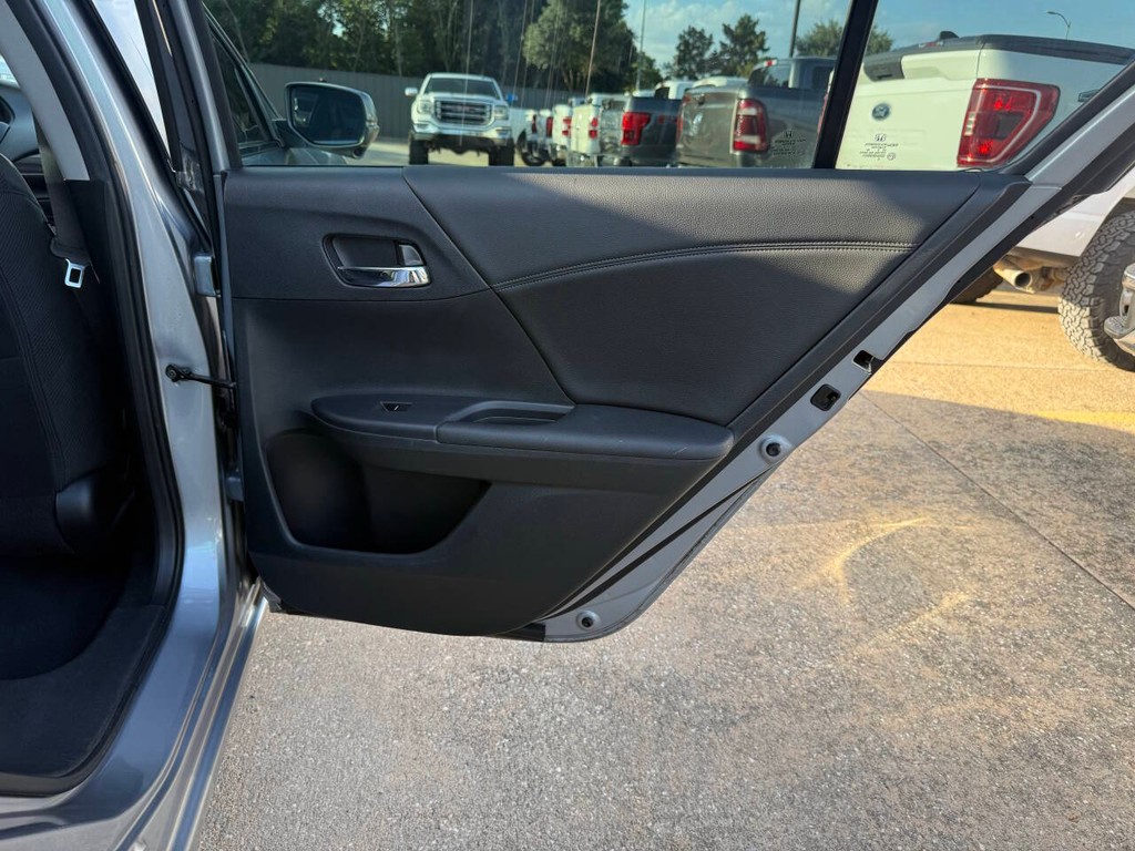 Honda Accord Sedan Vehicle Full-screen Gallery Image 16