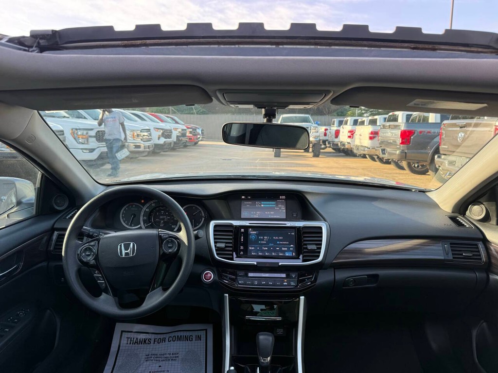 Honda Accord Sedan Vehicle Full-screen Gallery Image 17