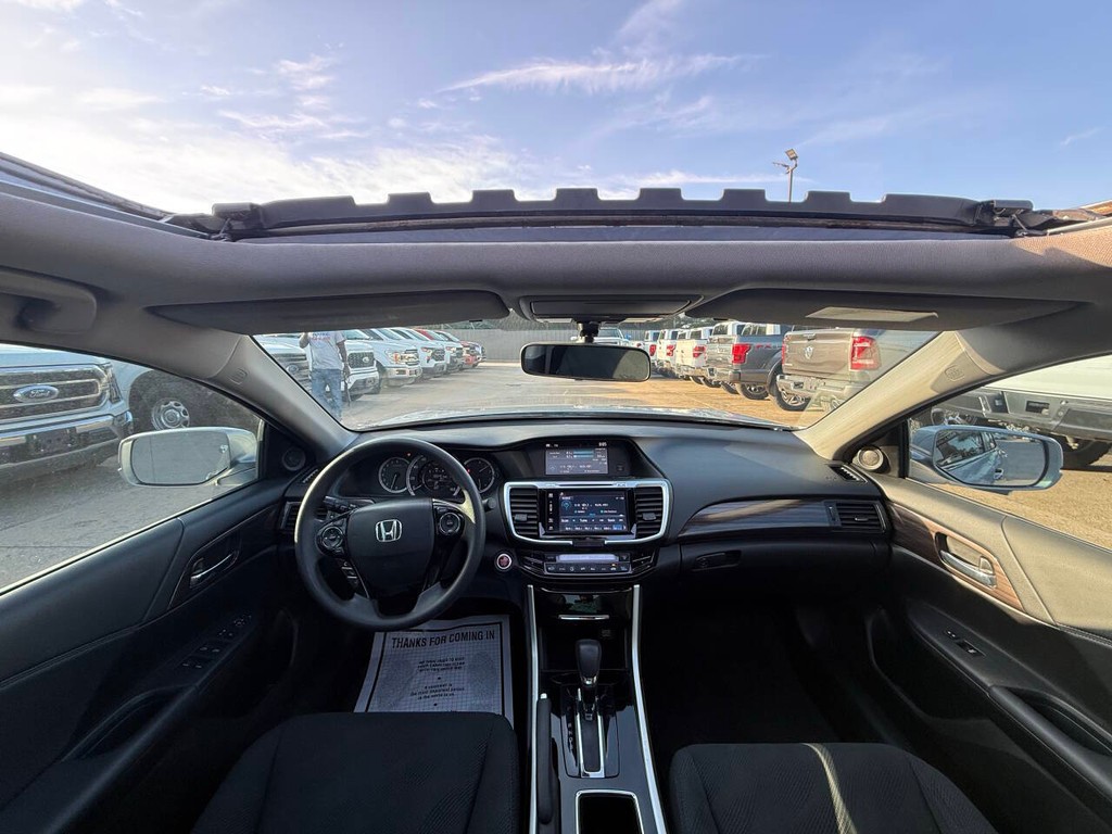 Honda Accord Sedan Vehicle Full-screen Gallery Image 18