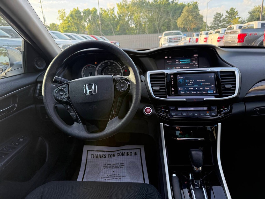Honda Accord Sedan Vehicle Full-screen Gallery Image 21