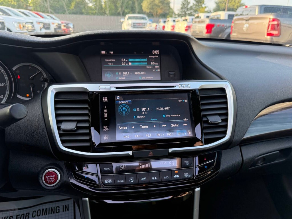 Honda Accord Sedan Vehicle Full-screen Gallery Image 25