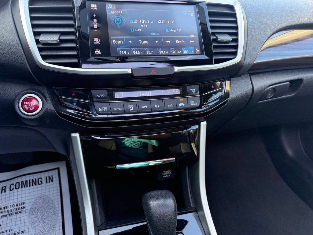 Honda Accord Sedan Vehicle Full-screen Gallery Image 29