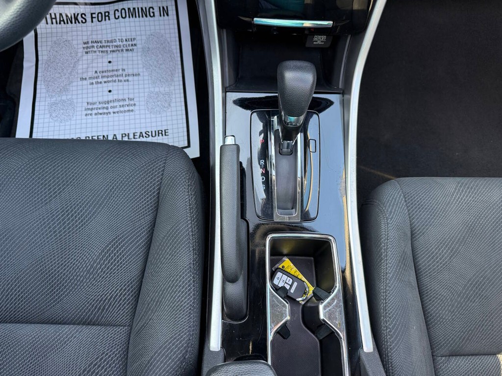 Honda Accord Sedan Vehicle Full-screen Gallery Image 30