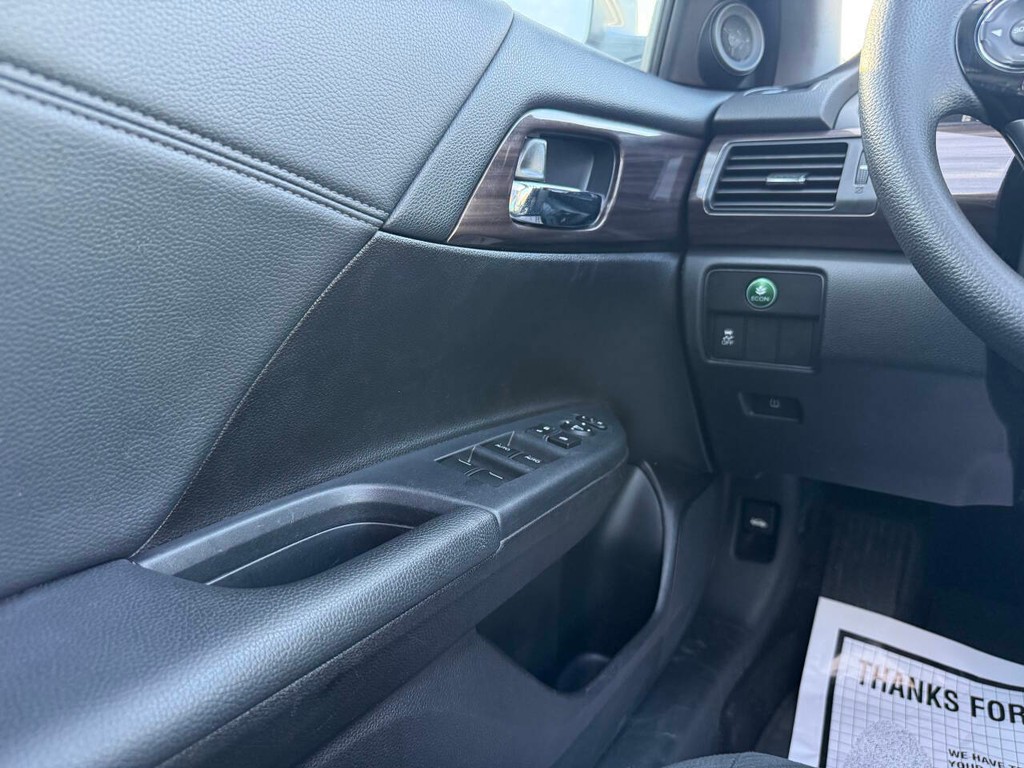 Honda Accord Sedan Vehicle Full-screen Gallery Image 31