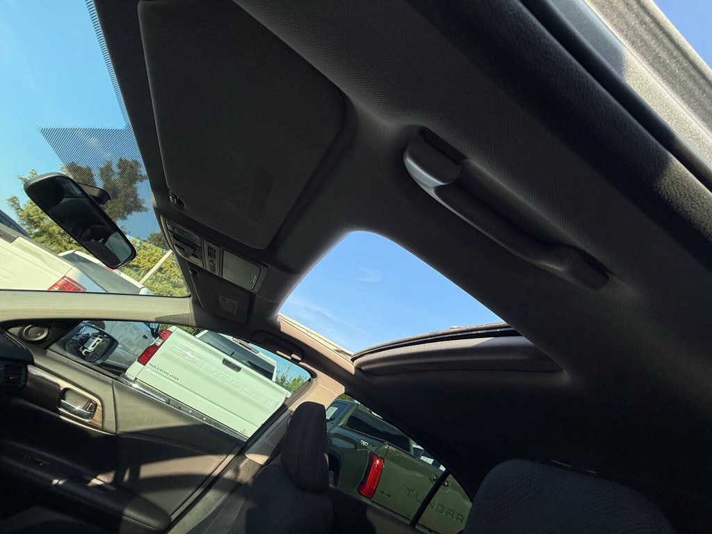 Honda Accord Sedan Vehicle Full-screen Gallery Image 32