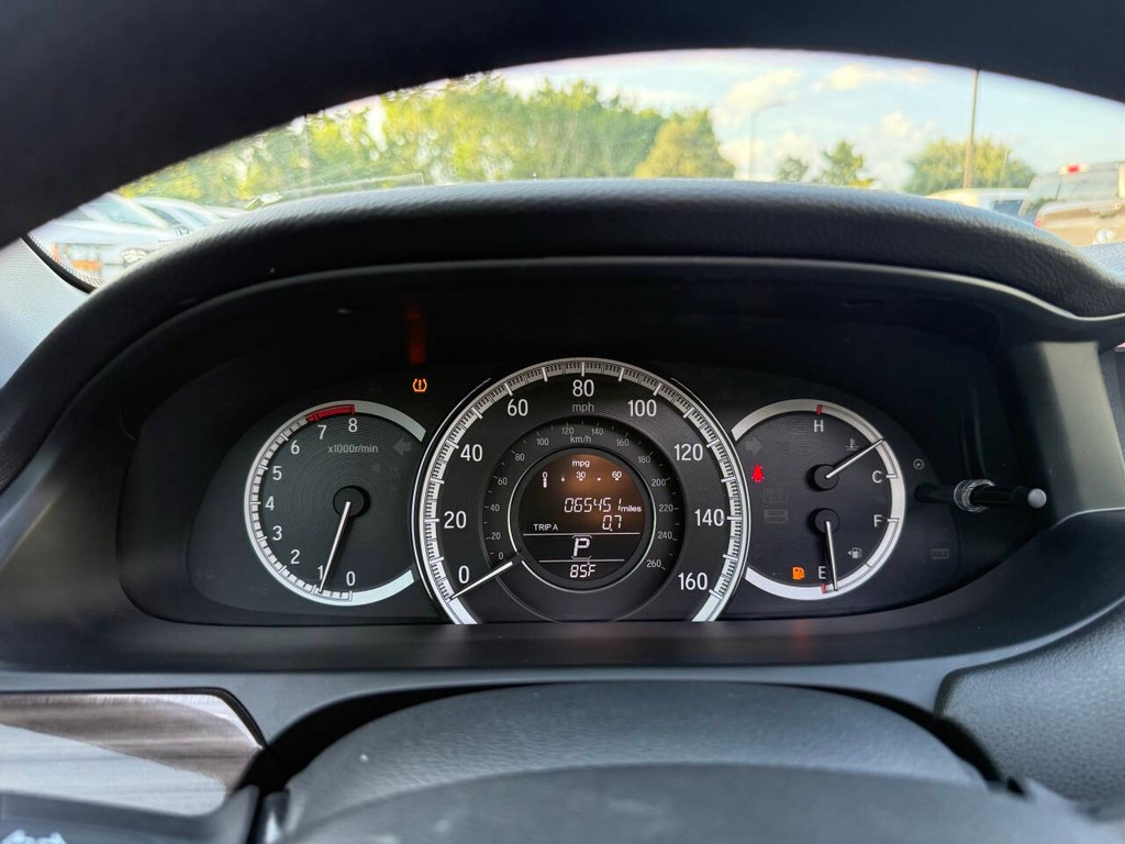 Honda Accord Sedan Vehicle Full-screen Gallery Image 33