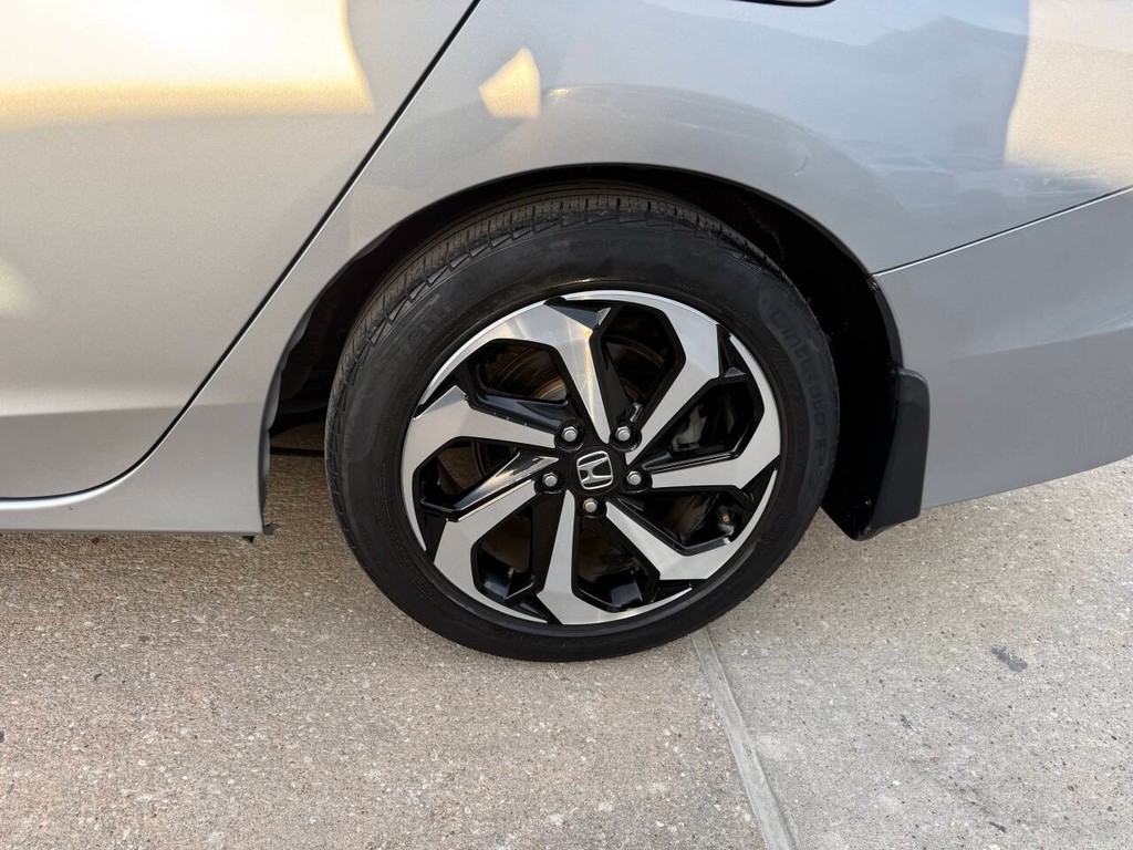 Honda Accord Sedan Vehicle Full-screen Gallery Image 38