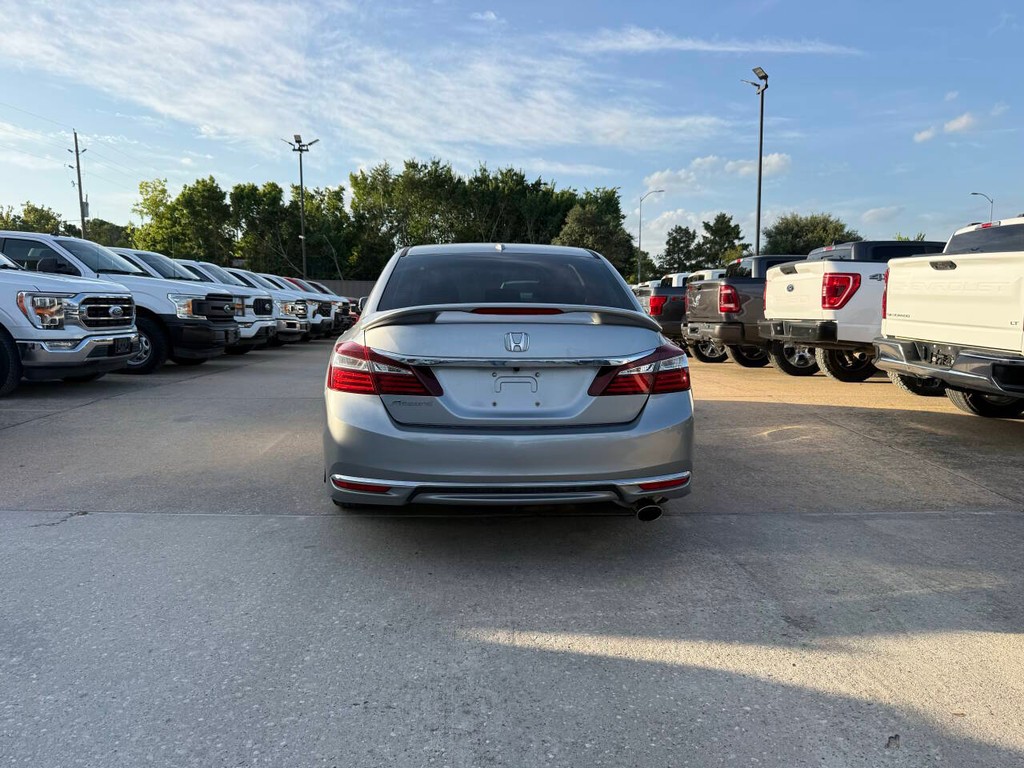 Honda Accord Sedan Vehicle Full-screen Gallery Image 40