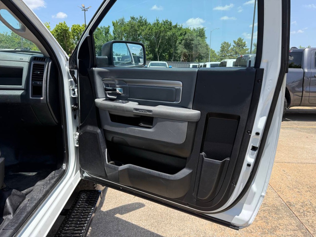 Ram 2500 Vehicle Full-screen Gallery Image 11
