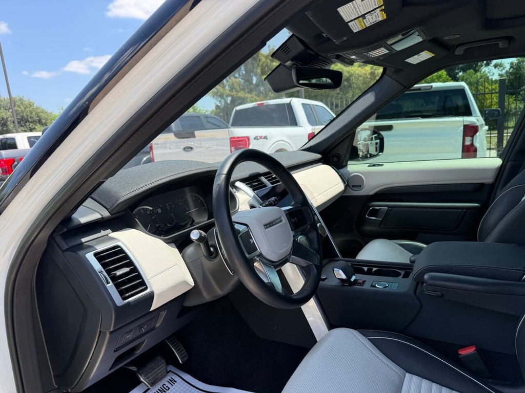 Land Rover Discovery Vehicle Full-screen Gallery Image 06