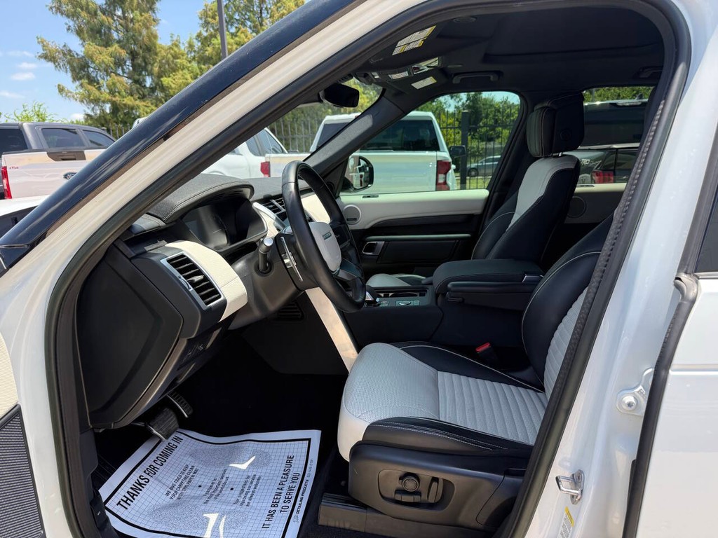 Land Rover Discovery Vehicle Full-screen Gallery Image 07