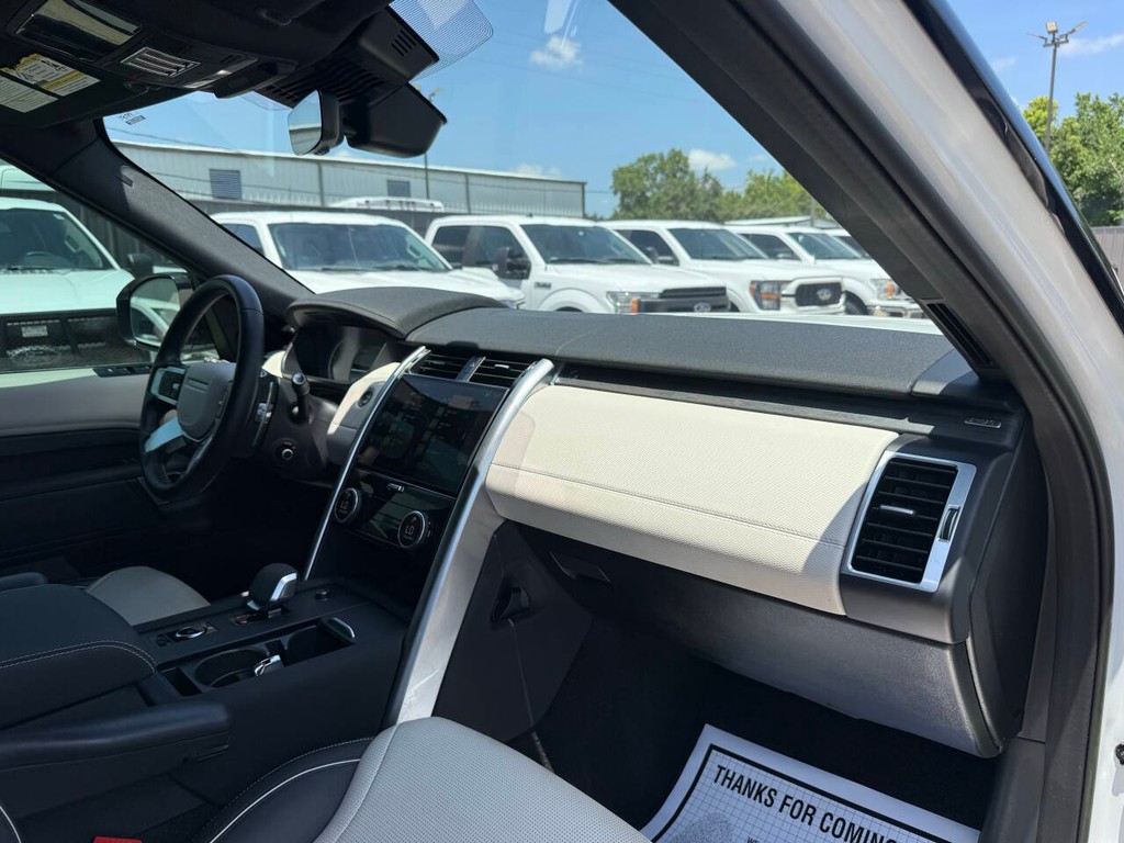 Land Rover Discovery Vehicle Full-screen Gallery Image 09