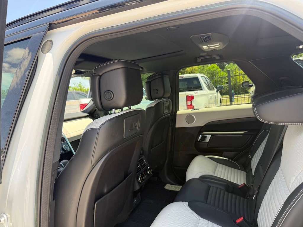Land Rover Discovery Vehicle Full-screen Gallery Image 12